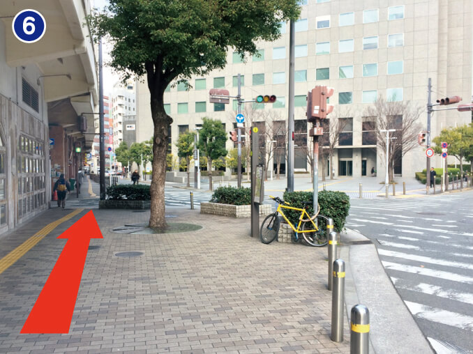 ホテル阪急インターナショナル前の信号を阪急電車の高架に沿って進みます。交差点（済生会病院前）に着きます。